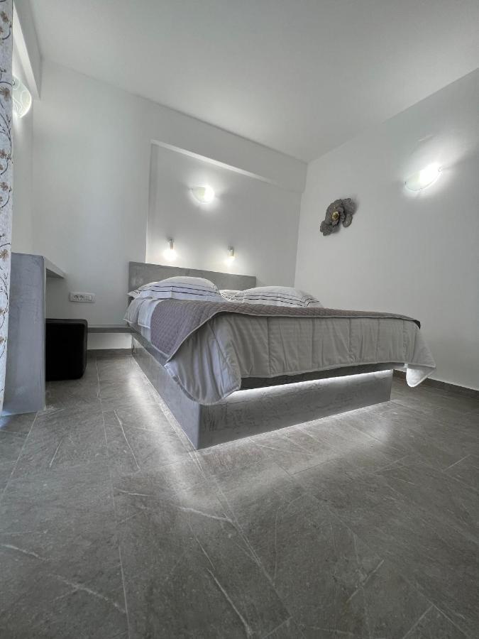 Petit Homme By Andreas Appartement Perissa  Buitenkant foto